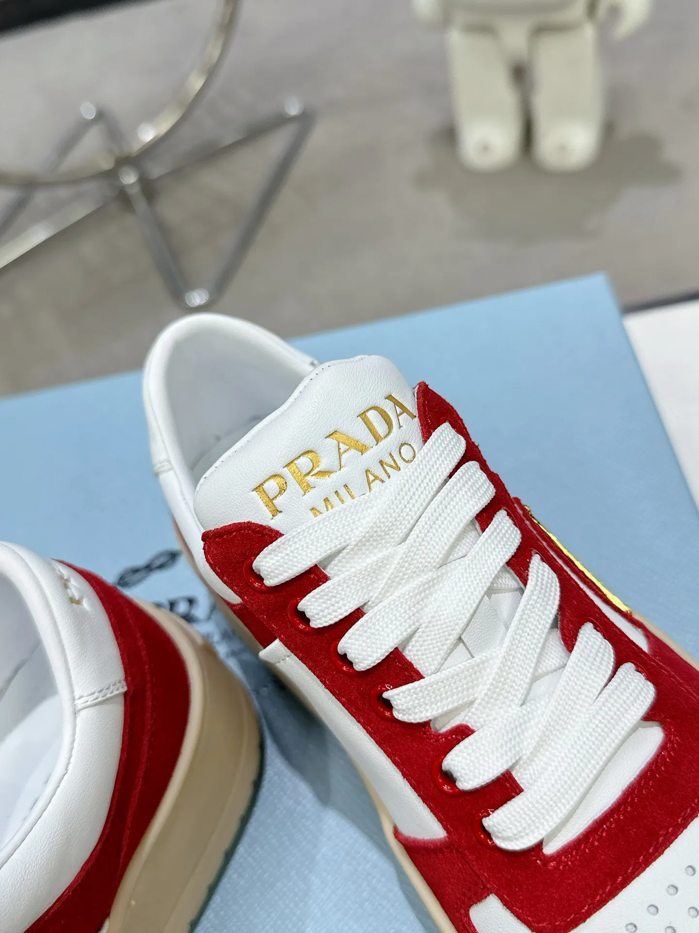 👟👟Ex-factory price 600👟👟 Prada Latest Downtown Bold series Thick-soled Platform Shoes Triangle Logo Casual Sports Shoes White Shoes Original purchase, development and production Downtown Bold sneakers are inspired by the basketball shoes of the 1980s, with sporty design and exquisite details. Crafted from perforated leather, the statement platform sole provides a unique, modern style. The Prada logo is interpreted from different angles, decorated with the iconic enameled triangular metal logo, highlighting the unique classic style. Exquisite packaging at the delivery counter🛍📦 ▪️Fabric: Original custom imported first-layer cowhide ▪️Inner lining: Original imported sheepskin ▪️Outsole: Original open-molded ultra-light foam material ▪️Sole thickness: 4.5CM ▪️Size: Women's 35-40